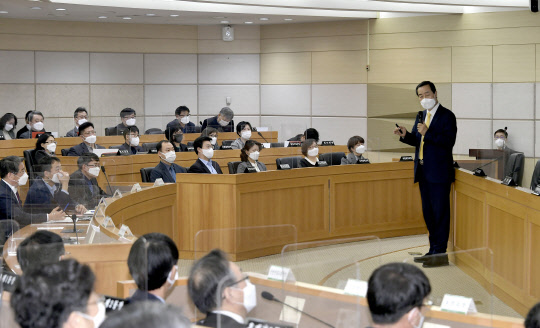 문석진 서울 서대문구청장이 3월9일 구청 대회의실에서 구 직원들을 대상으로 '협치의 이론과 실제'를 주제로 프레젠테이션을 진행하고 있다.[서대문구 제공]